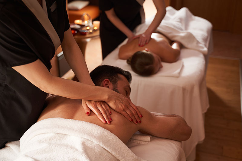 simultaneous massage for a couple in spa salon